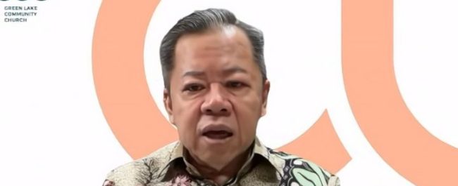 Pendeta Sukirno Tarjadi saat memberikan pemaparan materi rohani mengenai cara membaca tanda zaman tanpa ketakutan dalam program Let Us Reason Together di Radio Heartline FM