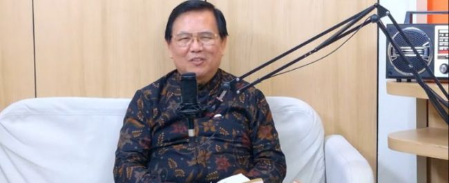 Pendeta Tommy Lengkong saat memberikan pemaparan materi rohani mengenai Roh Kudus sebagai Pribadi Kekal dalam program Let Us Reason Together