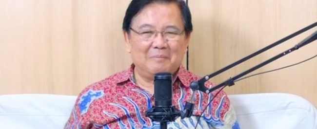 Pdt Tommy Lengkong M Th saat memaparkan materi teologis mengenai kemerdekaan dalam Kristus dan menjadi hamba kebenaran dalam program Let Us Reason Together di Radio Heartline FM
