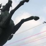 Pesawat aerobatik TNI AU menampilkan atraksi udara di atas langit Monas Jakarta