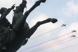 Pesawat aerobatik TNI AU menampilkan atraksi udara di atas langit Monas Jakarta
