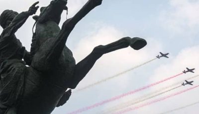 Pesawat aerobatik TNI AU menampilkan atraksi udara di atas langit Monas Jakarta