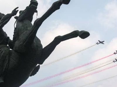 Pesawat aerobatik TNI AU menampilkan atraksi udara di atas langit Monas Jakarta