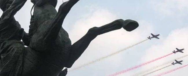 Pesawat aerobatik TNI AU menampilkan atraksi udara di atas langit Monas Jakarta