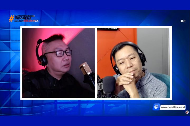 Pastor Jonathan Prawira bersama Timo Dante saat membicarakan makna lagu Jalan Tuhan Waktu Tuhan dalam program Firman dalam Pujian di Radio Heartline FM