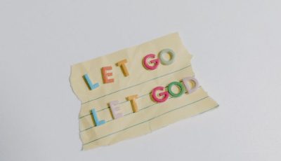 Let Go, Let God - Pastor Jonathan Prawira saat memaparkan makna lagu Tuhan Pasti Turun Tangan dan penguatan iman dalam program Firman dalam Pujian di Radio Heartline FM Tangerang