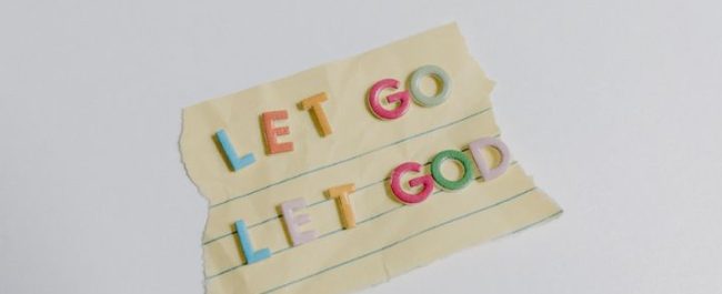Let Go, Let God - Pastor Jonathan Prawira saat memaparkan makna lagu Tuhan Pasti Turun Tangan dan penguatan iman dalam program Firman dalam Pujian di Radio Heartline FM Tangerang