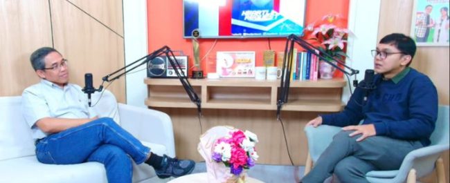 Psikolog klinis Robert O Rajagukguk PhD saat memaparkan materi pentingnya persiapan kedewasaan di masa kuliah dalam program Sketsa Keluarga Indonesia di Radio Heartline FM
