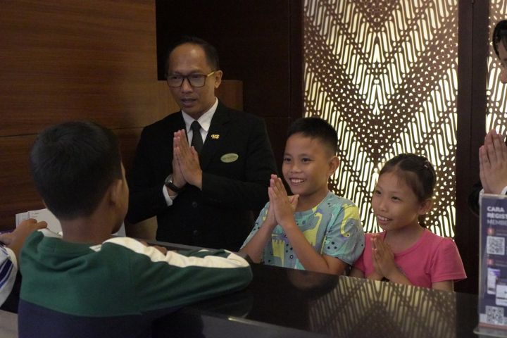 Pelatihan komunikasi saat program CSR - Hotel Santika