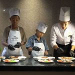 Anak-anak SOS Children's Villages saat mengikuti kegiatan edukasi profesi perhotelan dalam program CSR Santika Indonesia Hotels & Resorts
