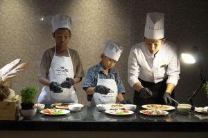 Anak-anak SOS Children's Villages saat mengikuti kegiatan edukasi profesi perhotelan dalam program CSR Santika Indonesia Hotels & Resorts