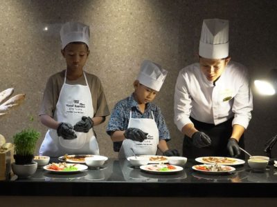 Anak-anak SOS Children's Villages saat mengikuti kegiatan edukasi profesi perhotelan dalam program CSR Santika Indonesia Hotels & Resorts