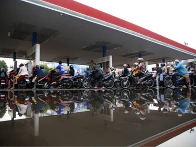Situasi pengisian BBM Pertalite di SPBU Pertamina