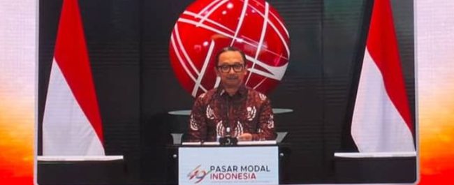Wakil Menteri Keuangan Juda Agung memberikan sambutan pada Peringatan HUT ke-49 Pasar Modal Indonesia di Bursa Efek Indonesia Jakarta