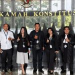 Suasana foto bersama sidang pembacaan putusan uji materi Undang-Undang oleh Ketua MK Suhartoyo di Gedung Mahkamah Konstitusi