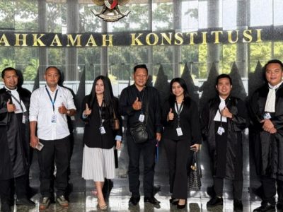 Suasana foto bersama sidang pembacaan putusan uji materi Undang-Undang oleh Ketua MK Suhartoyo di Gedung Mahkamah Konstitusi