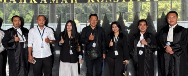 Suasana foto bersama sidang pembacaan putusan uji materi Undang-Undang oleh Ketua MK Suhartoyo di Gedung Mahkamah Konstitusi