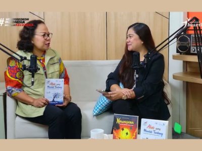 Founder Ruang Menulis Grace Tanus dan Direktur SIP Publishing Indra Defandra dalam sesi bincang program literasi menulis memoar