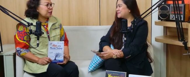 Founder Ruang Menulis Grace Tanus dan Direktur SIP Publishing Indra Defandra dalam sesi bincang program literasi menulis memoar