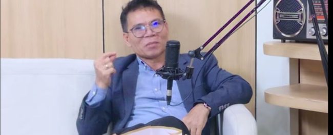 Hussain Shahz Diman saat menceritakan perjalanan hidupnya dalam program Bangkit dari Keterpurukan di studio Heartline FM