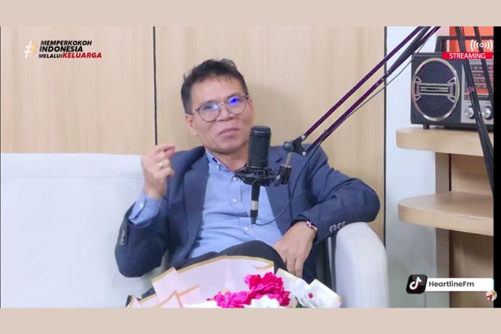 Hussain Shahz Diman saat menceritakan perjalanan hidupnya dalam program Bangkit dari Keterpurukan di studio Heartline FM