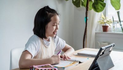 Ilustrasi anak yang sedang belajar secara online dari rumah