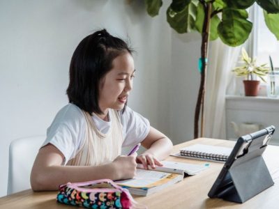 Ilustrasi anak yang sedang belajar secara online dari rumah