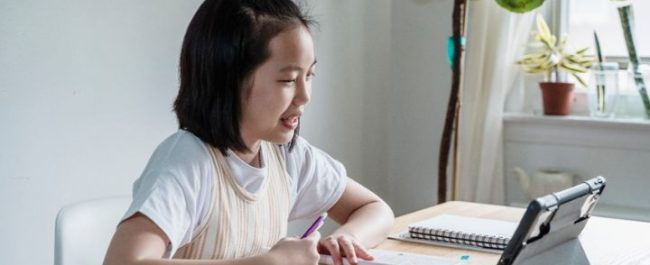 Ilustrasi anak yang sedang belajar secara online dari rumah