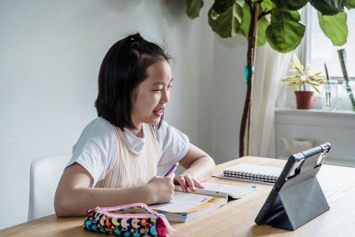 Ilustrasi anak yang sedang belajar secara online dari rumah