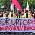 Mahasiswa menggelar aksi unjuk rasa terkait tuntutan penegakan hukum dan legislasi di depan gedung DPRD