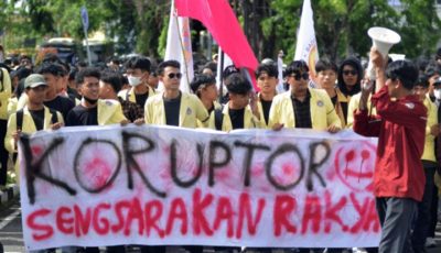 Mahasiswa menggelar aksi unjuk rasa terkait tuntutan penegakan hukum dan legislasi di depan gedung DPRD
