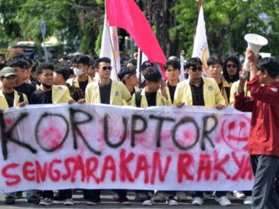 Mahasiswa menggelar aksi unjuk rasa terkait tuntutan penegakan hukum dan legislasi di depan gedung DPRD