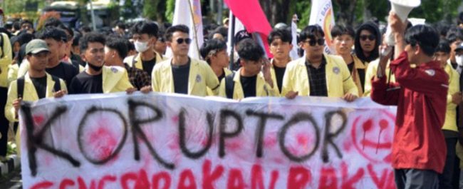 Mahasiswa menggelar aksi unjuk rasa terkait tuntutan penegakan hukum dan legislasi di depan gedung DPRD