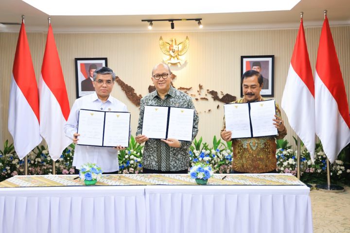 Penandatanganan SKB integrasi sistem pelayanan TKA berbasis OSS oleh Mennaker, Menteri Investasi/BKPM, dan Menteri Imipas