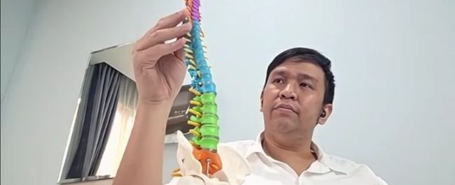 Ilustrasi posisi duduk ergonomis di depan laptop dan peregangan tubuh untuk menjaga kesehatan tulang dan sendi