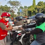Relawan PMI Kota Tangerang membagikan masker KF94 kepada warga di kawasan Tugu Adipura