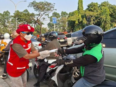 Relawan PMI Kota Tangerang membagikan masker KF94 kepada warga di kawasan Tugu Adipura