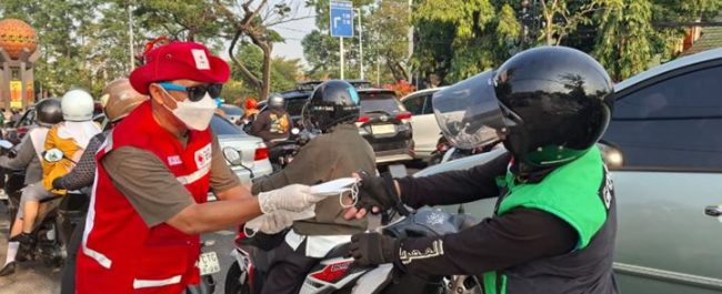 Relawan PMI Kota Tangerang membagikan masker KF94 kepada warga di kawasan Tugu Adipura
