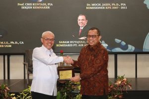 Sekjen Kemnaker Cris Kuntadi memaparkan materi peran AI dan validasi auditor internal pada Seminar Nasional Internal Audit 2026 di Yogyakarta