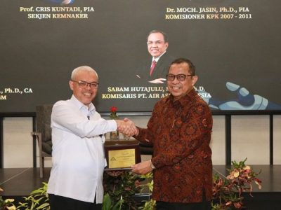 Sekjen Kemnaker Cris Kuntadi memaparkan materi peran AI dan validasi auditor internal pada Seminar Nasional Internal Audit 2026 di Yogyakarta