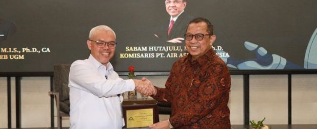 Sekjen Kemnaker Cris Kuntadi memaparkan materi peran AI dan validasi auditor internal pada Seminar Nasional Internal Audit 2026 di Yogyakarta