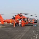 Tim SAR gabungan Basarnas dan TNI AL melakukan operasi pencarian korban kecelakaan laut di perairan