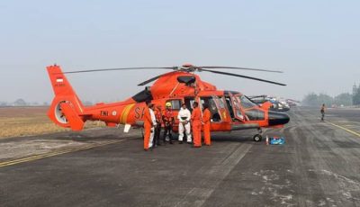 Tim SAR gabungan Basarnas dan TNI AL melakukan operasi pencarian korban kecelakaan laut di perairan