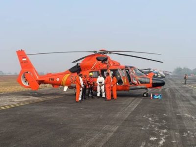 Tim SAR gabungan Basarnas dan TNI AL melakukan operasi pencarian korban kecelakaan laut di perairan