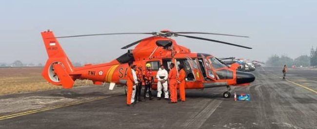 Tim SAR gabungan Basarnas dan TNI AL melakukan operasi pencarian korban kecelakaan laut di perairan