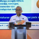 Wamenaker Afriansyah Noor memberikan sambutan dalam peluncuran Program Sertifikasi Manajemen Risiko Microbanking