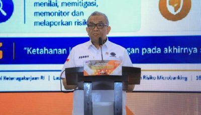 Wamenaker Afriansyah Noor memberikan sambutan dalam peluncuran Program Sertifikasi Manajemen Risiko Microbanking