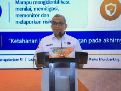 Wamenaker Afriansyah Noor memberikan sambutan dalam peluncuran Program Sertifikasi Manajemen Risiko Microbanking