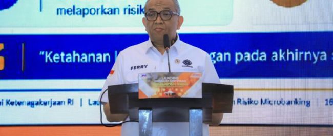 Wamenaker Afriansyah Noor memberikan sambutan dalam peluncuran Program Sertifikasi Manajemen Risiko Microbanking