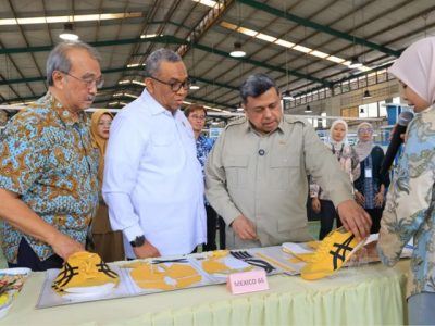 Wamenaker Afriansyah Noor saat melakukan kunjungan kerja ke kawasan industri PT Nikomas Gemilang di Serang Banten